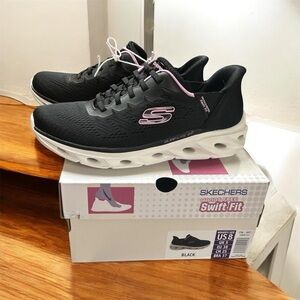 Skechers Women's Black and Pink Swift Fit Sneakers